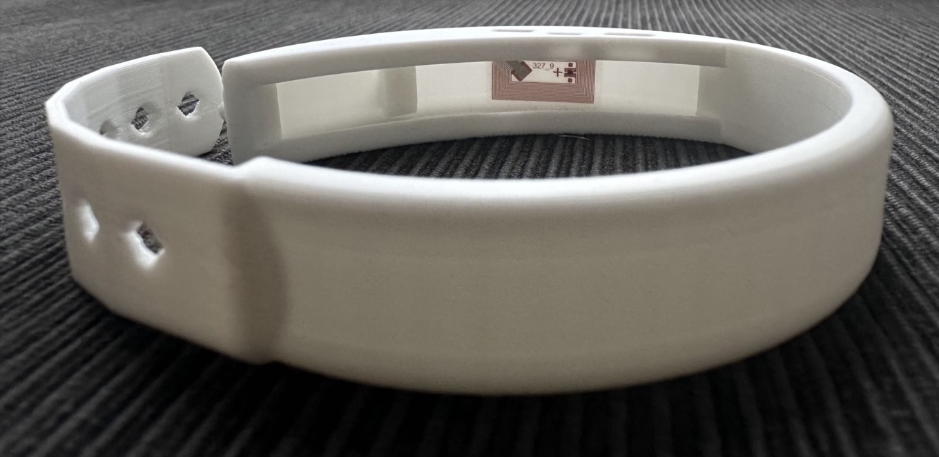 Wristband with integrated NFC RFID tag